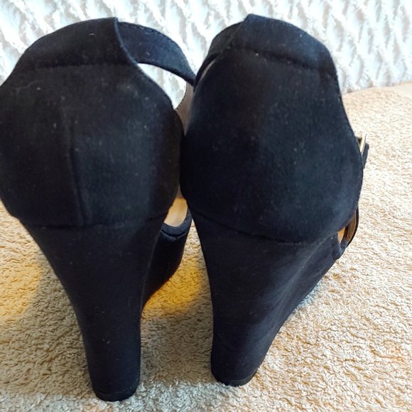 Faux Suede Wedge T Strap Sandals Gold ToeBox - Picture 5 of 7